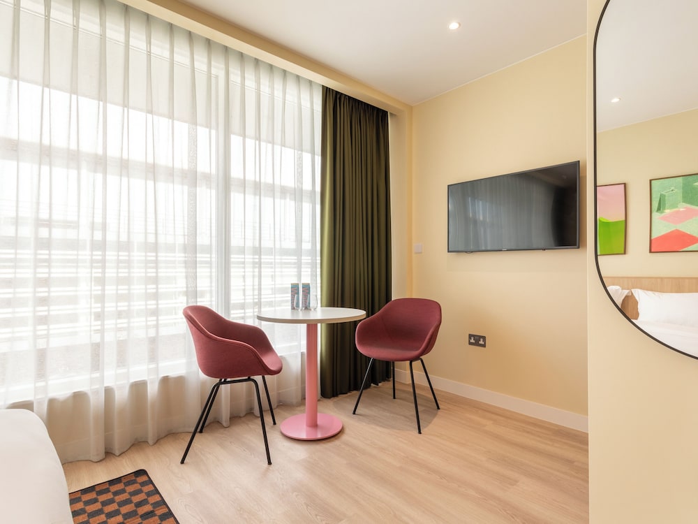 Large Studio with Kitchenette - Photo 9