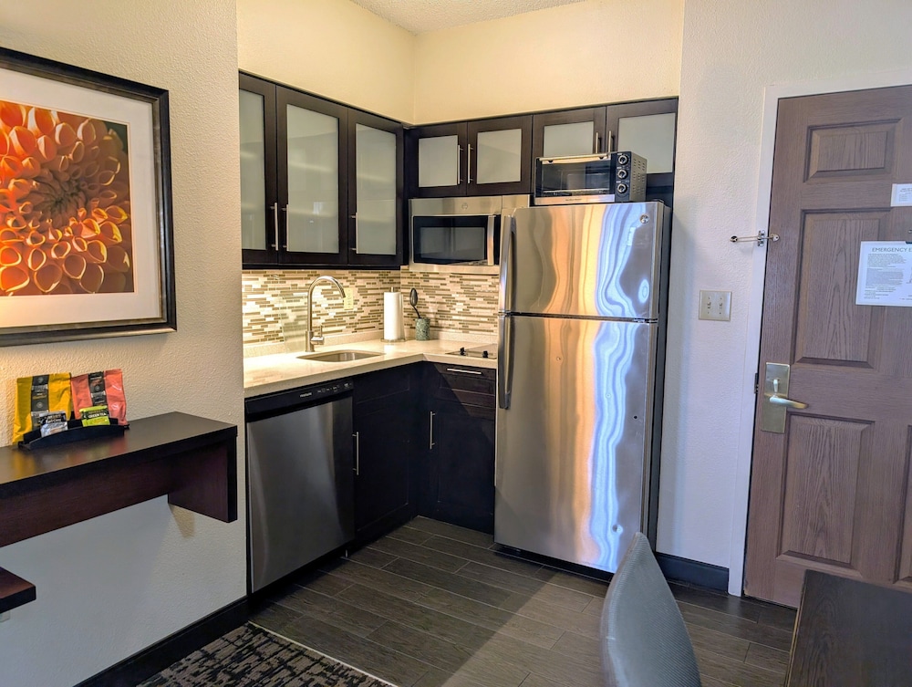 Suite, 2 Bedrooms, Kitchen - Photo 5