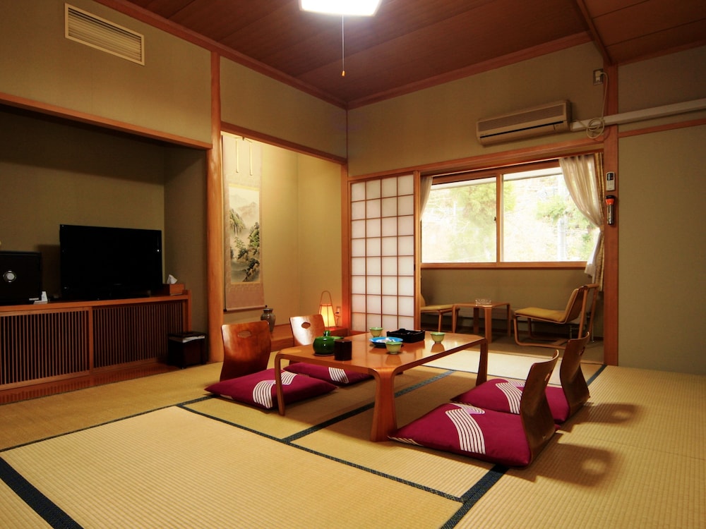 Japanese Style Quadruple Room photo 3