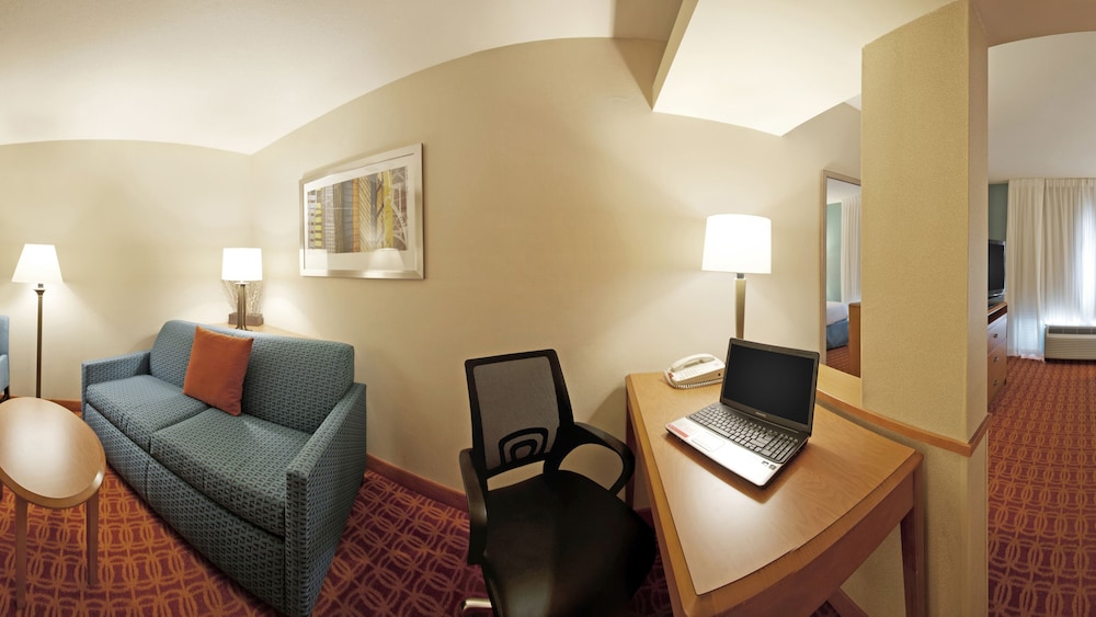Studio, 1 King Bed with Sofa bed (Mobility/Hearing Accessible, Tub) - Photo 4