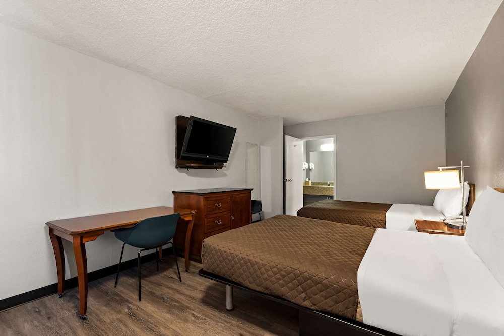 Standard Room, 2 Double Beds, Smoking - Photo 5