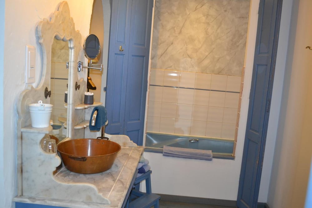 Double Room, Non Smoking (Bleue) photo 3
