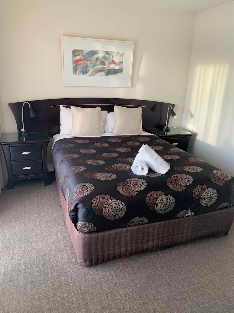 Deluxe Suite, 2 Bedrooms, Non Smoking, Kitchen photo 2