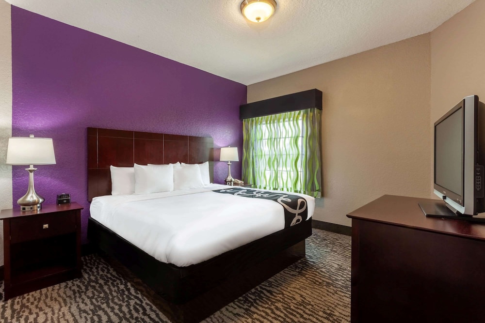 Room, 1 King Bed, Accessible, Non Smoking (Hearing Impaired Accessible, NSMK) - Photo 3