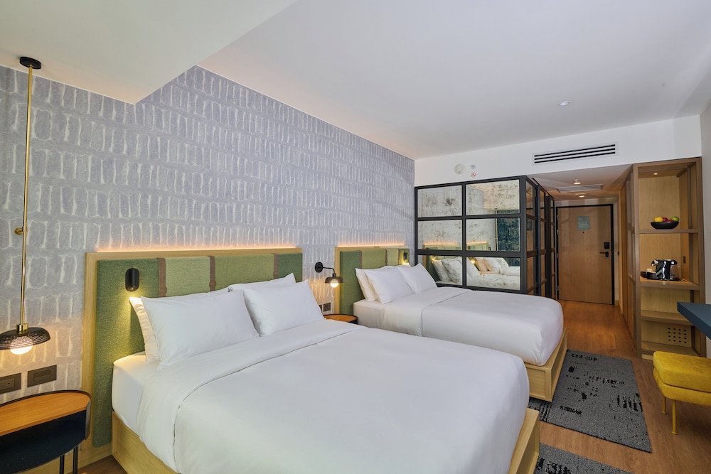 Standard Room, 2 Queen Beds (High Floor)