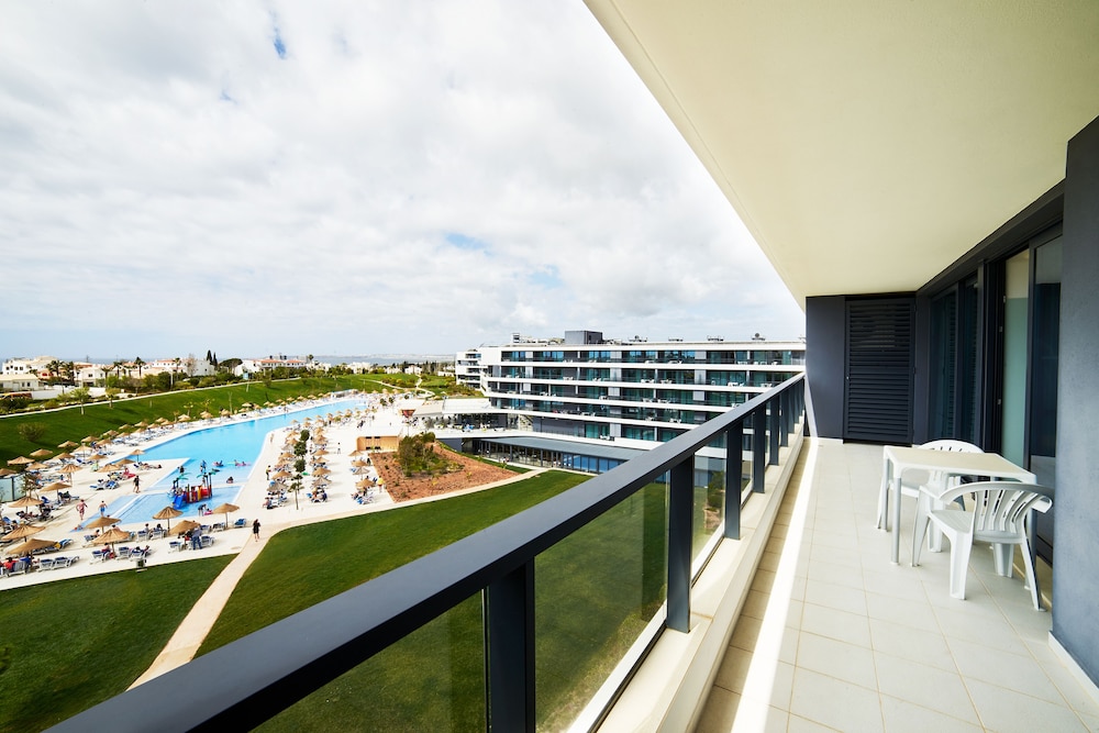 Premium Suite, Pool View (3 Adults and 1 Child) photo 2