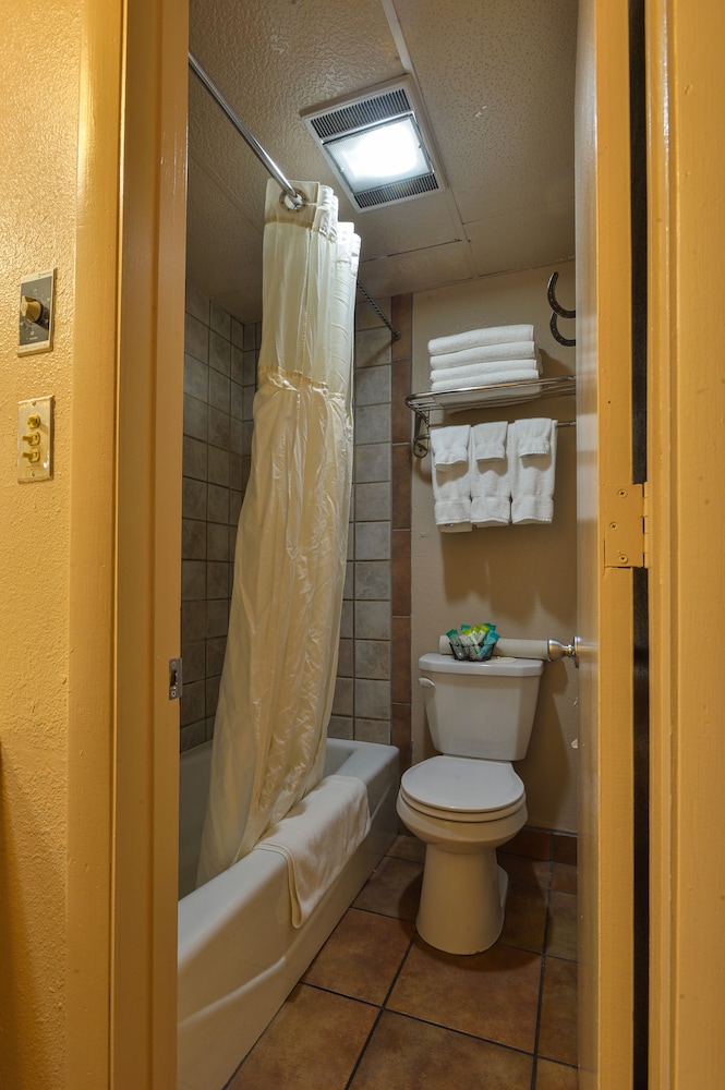 Double Queen Suite with Kitchenette - Tile photo 2