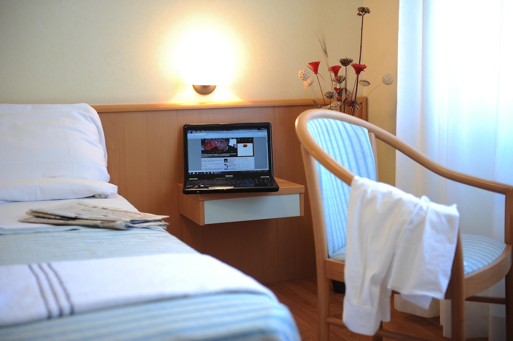 Standard Double Room Single Use - Photo 4