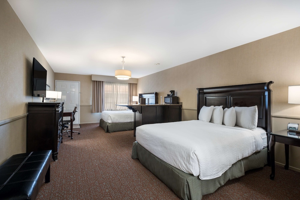 Standard Room, 2 Queen Beds, Non Smoking photo 3