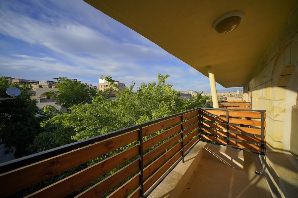 Superior Triple Room With Balcony (Garden View) photo 3