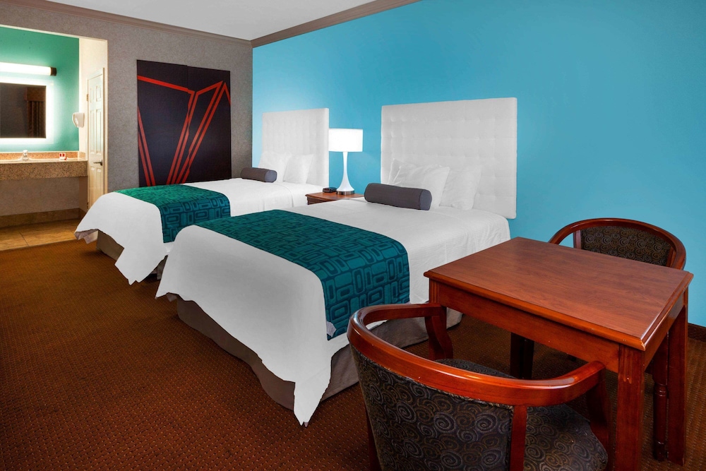 Room, 2 Queen Beds, Non Smoking - Photo 4