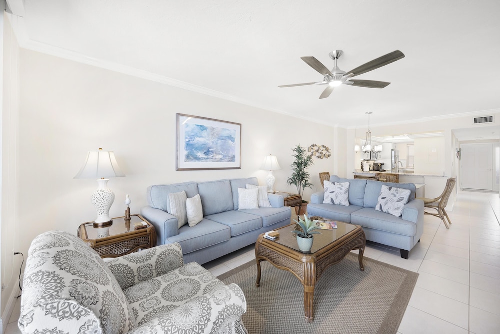 Condo, 1 King Bed with Sofa bed (Beachfront condo with huge views/pool) photo 3