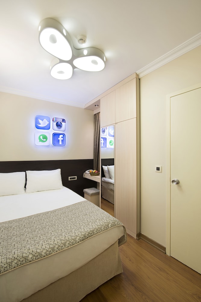 Economy Double Room Single Use (No Windows) photo 2