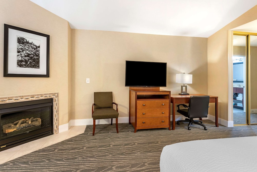 Suite, 1 King Bed, Non Smoking, Fireplace (2nd Floor) - Photo 2