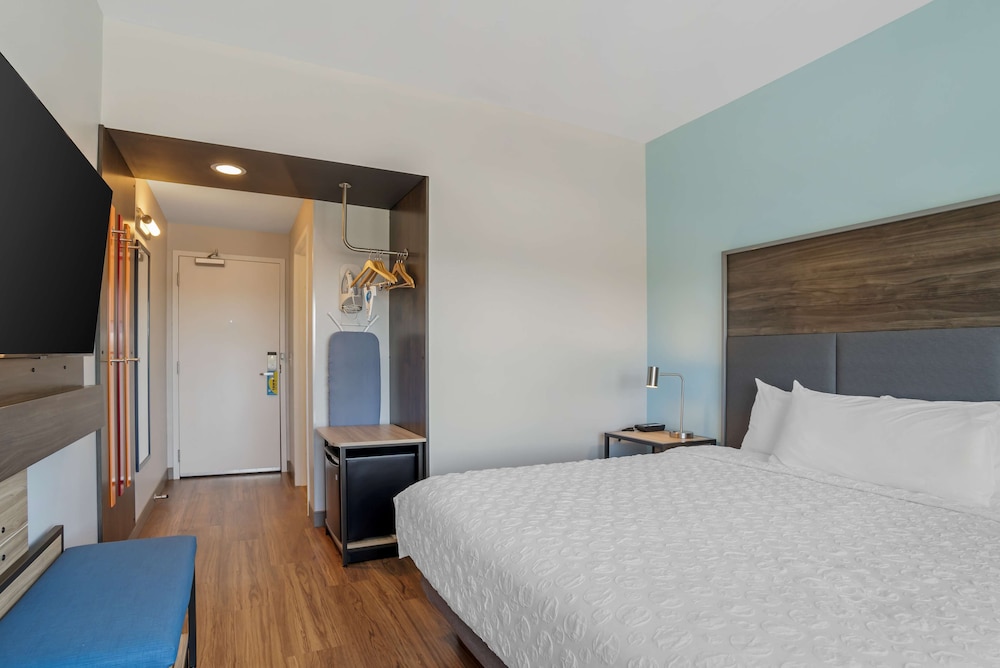 Room, 1 King Bed, Accessible (Hearing) - Photo 1