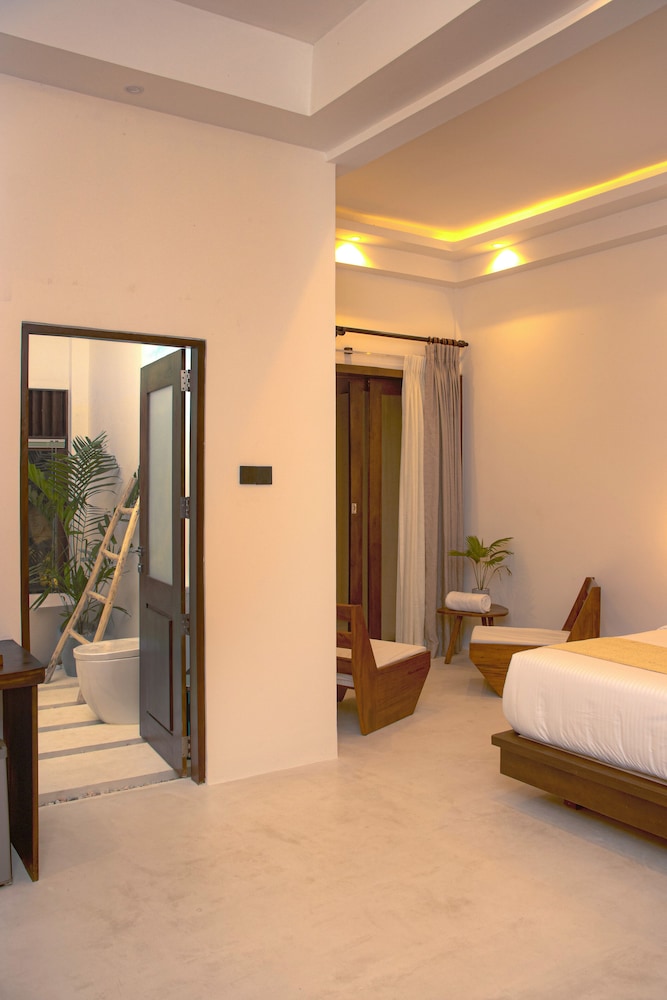 Luxury Double Room, 1 King Bed, Pool Access, Pool View photo 2