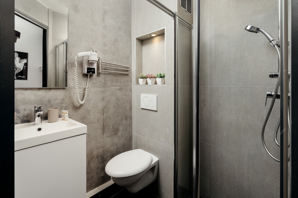 Classic Double Room, 1 Queen Bed, Courtyard View photo 2