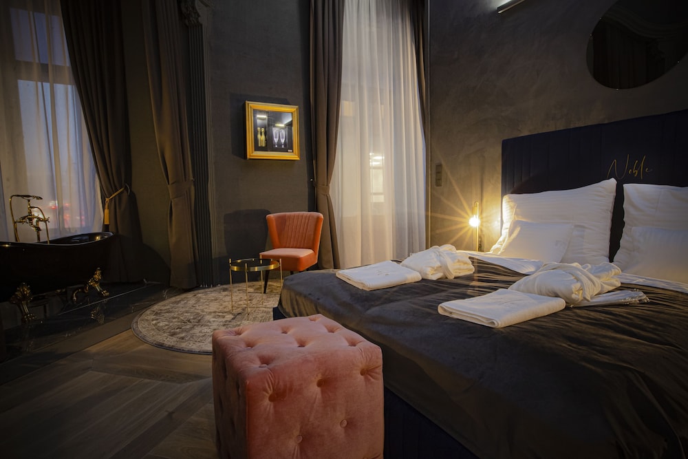 Deluxe Suite, Hot Tub - Photo 3
