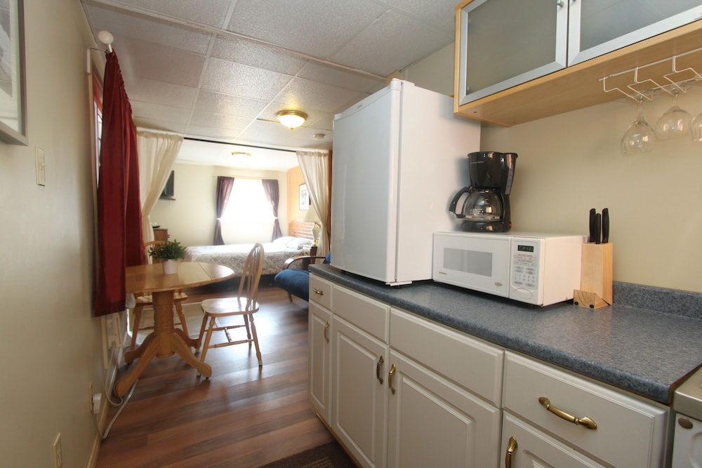 Cottage 2, 1 Queen Bed with Sofabed, Kitchen photo 3