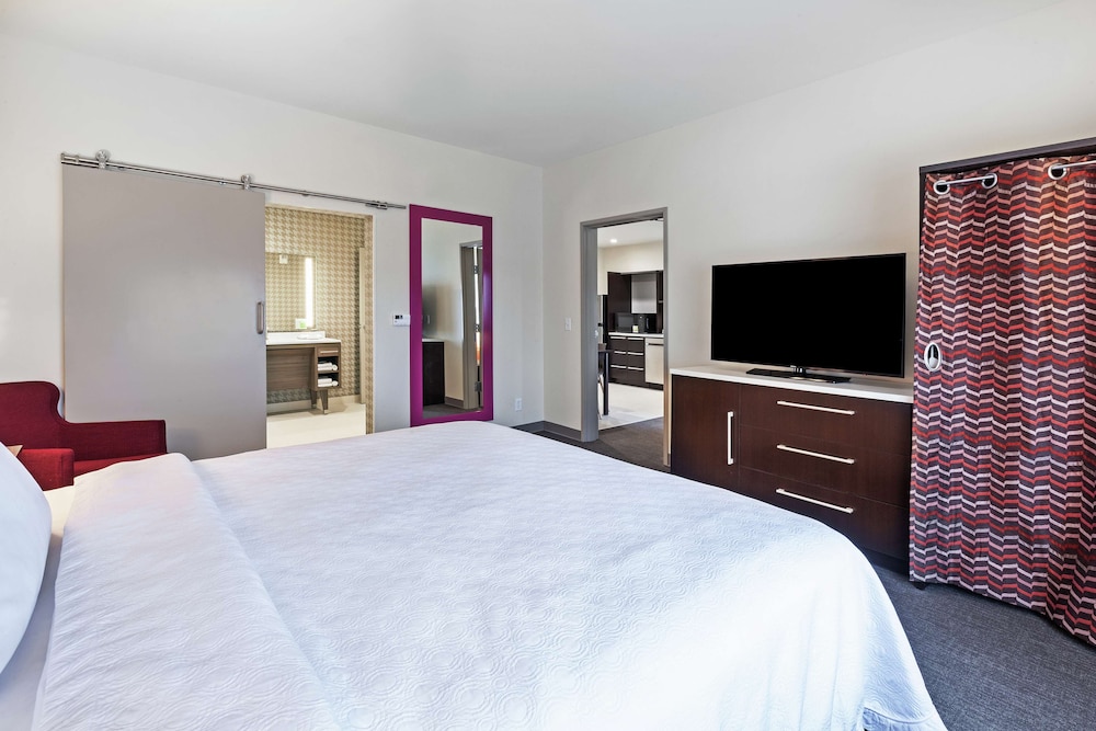 Suite, 1 King Bed, Bathtub - Photo 2