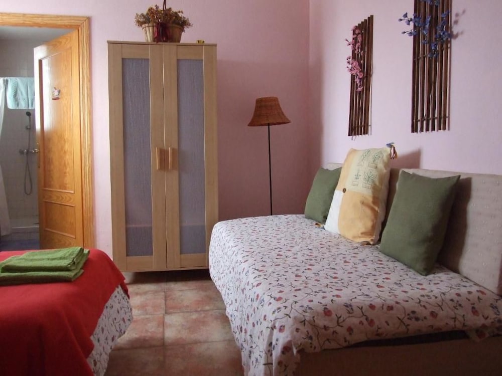 Twin Room (+ Extra Bed) photo 2