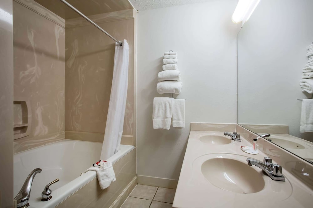 Studio Suite, 1 King Bed, Non Smoking - Photo 3