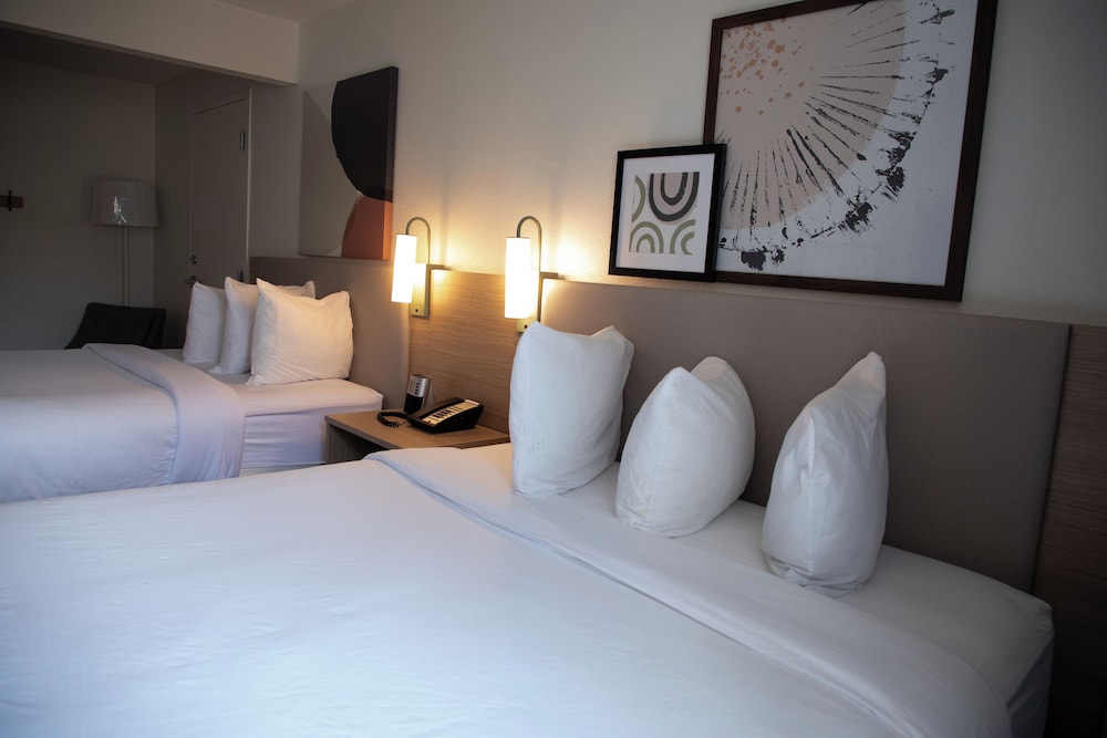 Room, 2 Queen Beds, Accessible, Bathtub (Mobility, Hearing) - Photo 2