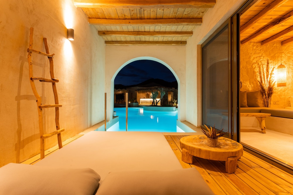 Cave Suite | Bathtub | Swim Up photo 3