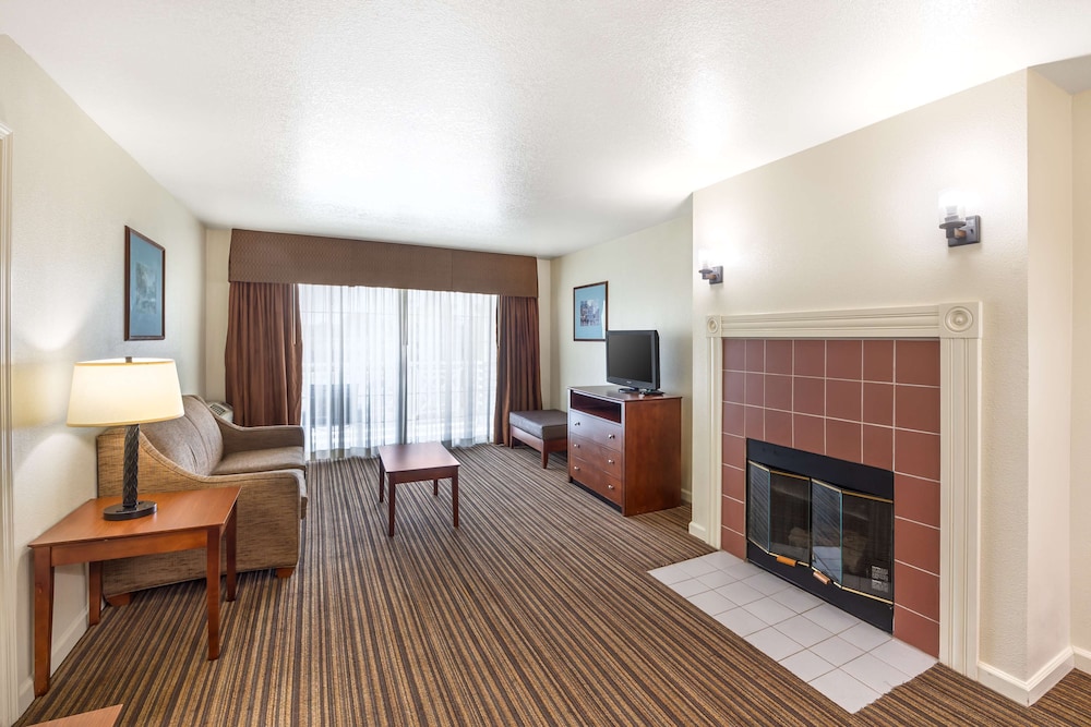 Suite, 1 King Bed, Non Smoking, Balcony photo 3
