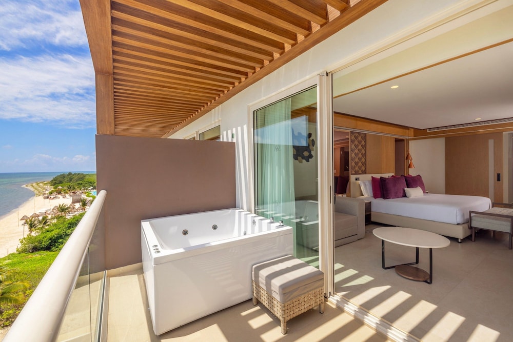 Luxury Presidential Ocean Front One Bedroom Suite Diamond Club photo 3
