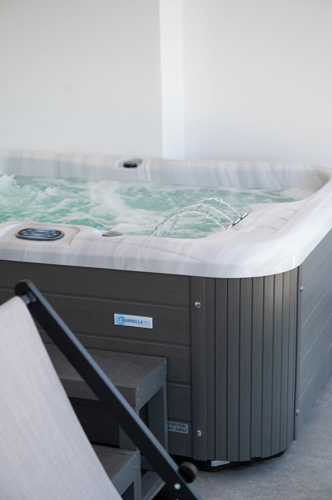 Suite, 1 Bedroom, Hot Tub - Photo 16