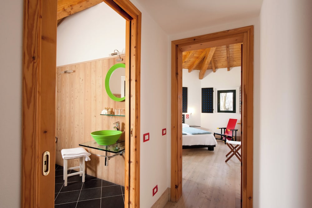 Deluxe Room, 1 Queen Bed, Garden View, Tower