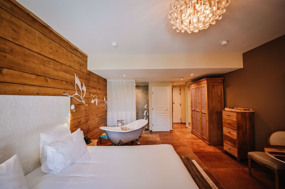 Room, 1 King Bed (Pesquiers Village) photo 3