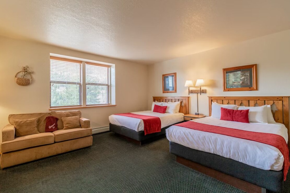 Deluxe Room, 2 Queen Beds, Kitchenette, Mountain View