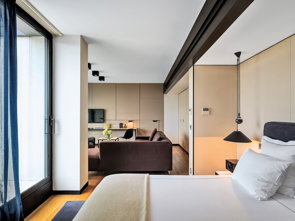 Suite (Sense) photo 2