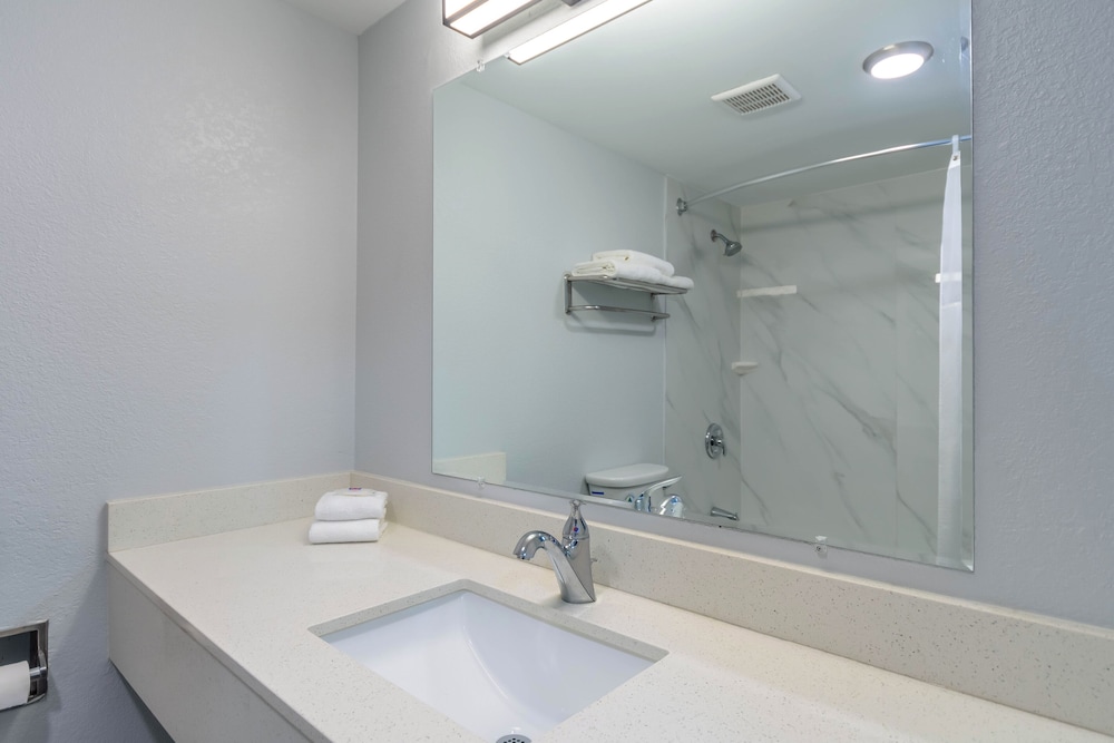 Deluxe Room, 2 Queen Beds, Non Smoking, Refrigerator & Microwave - Photo 6