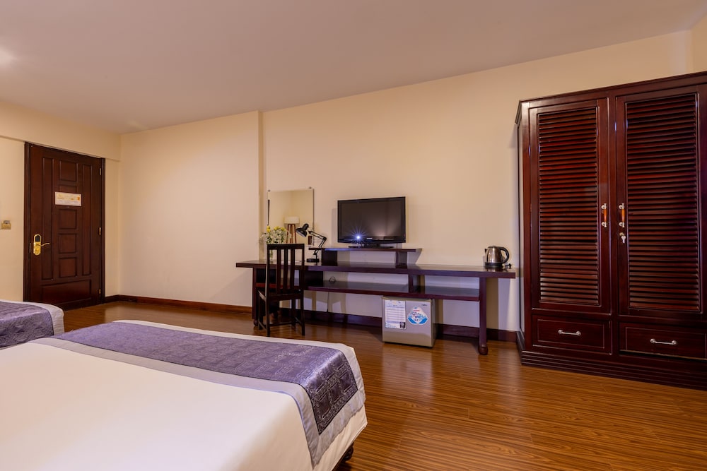 Family Room - Photo 4