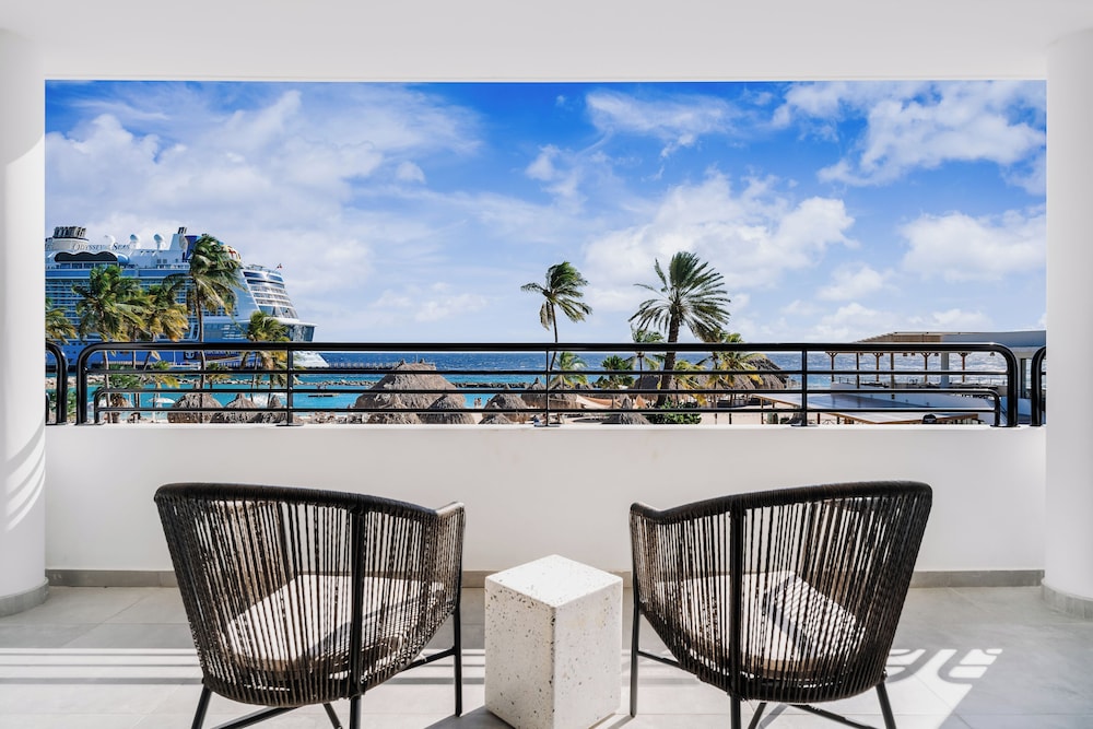 Deluxe Room, 1 King Bed, Oceanfront
