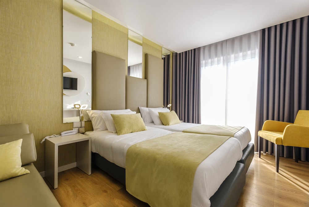 Basic Twin Room, Balcony, City View photo 3
