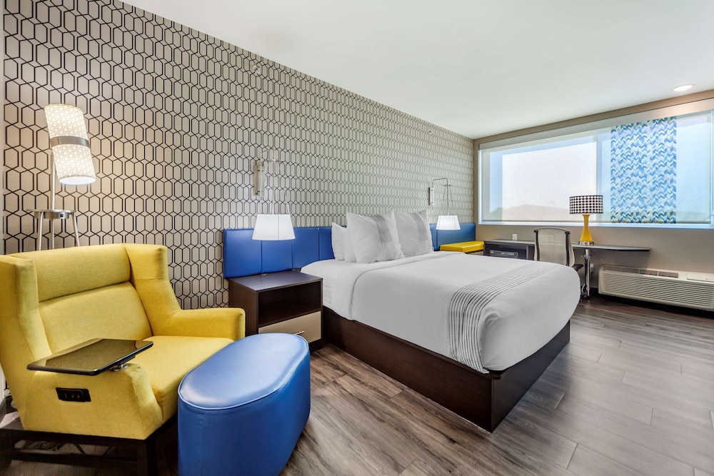 Standard Room, 1 King Bed, Accessible, Refrigerator - Photo 2