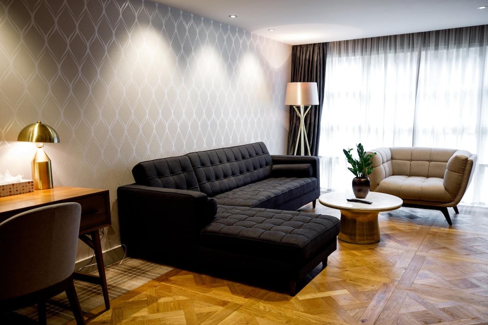Executive Suite - Photo 10