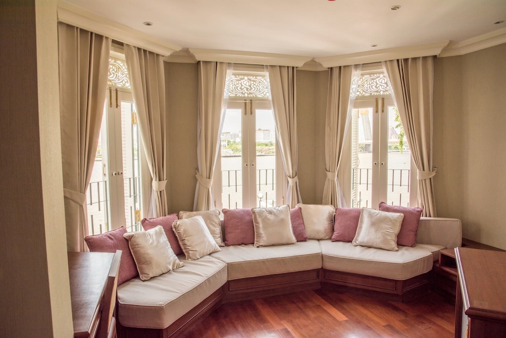 Suite 1 Bedroom River View thumbnail 6