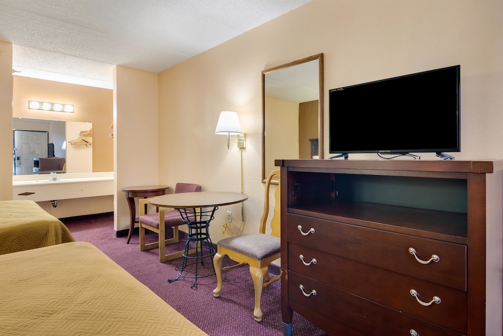 Standard Room, 2 Queen Beds, Non Smoking photo 3