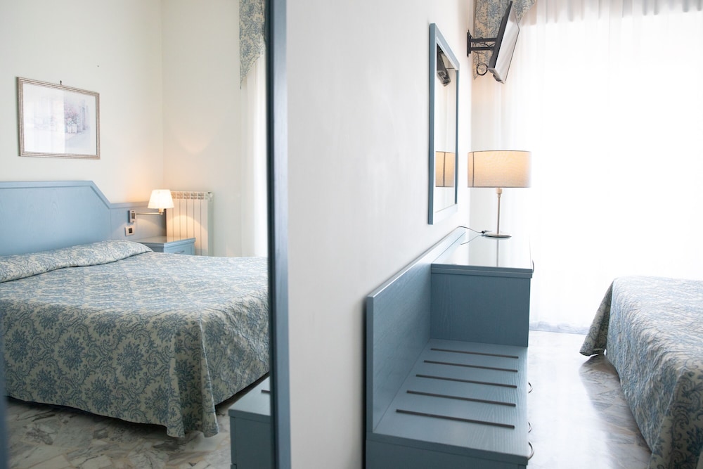 Standard Triple Room, Sea View photo 3