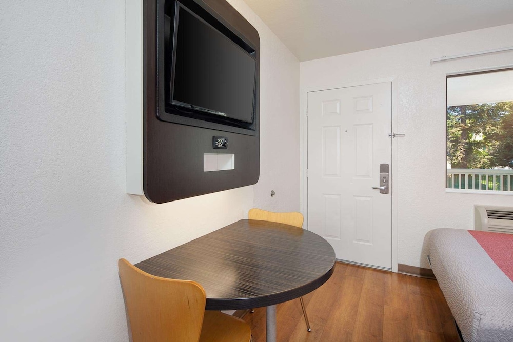 Standard Room, 2 Double Beds, Non Smoking photo 3