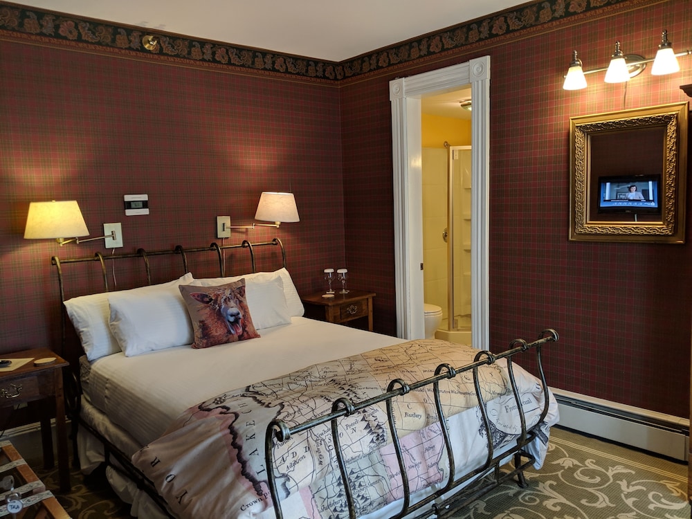 Economy Double Room, 1 Queen Bed, Private Bathroom, Courtyard View