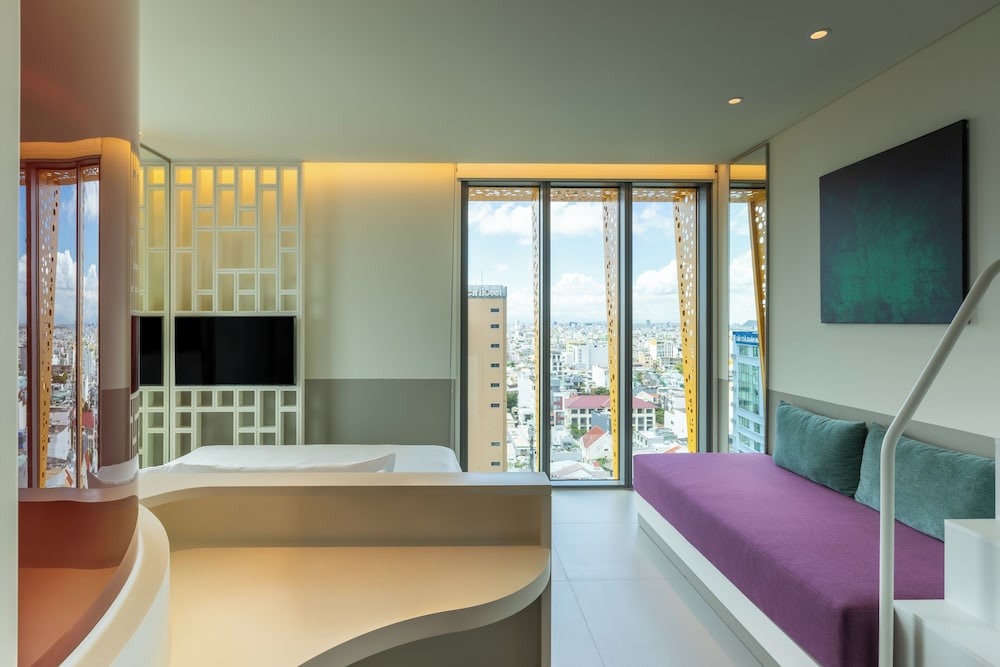 Deluxe Room, 1 King Bed, City View photo 2