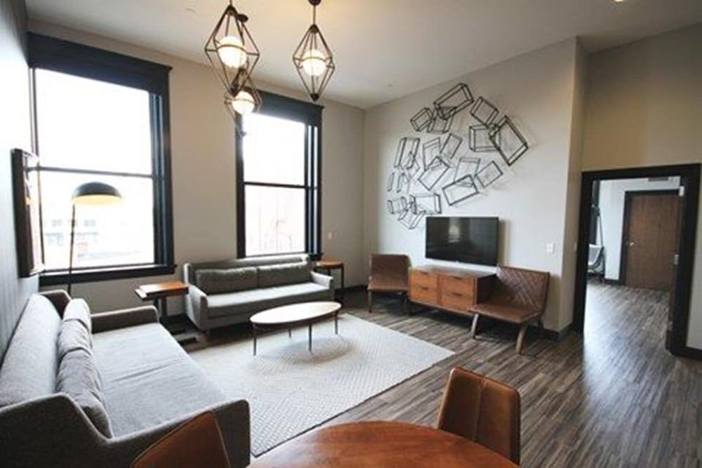 Suite, 1 King Bed (Surveyor)