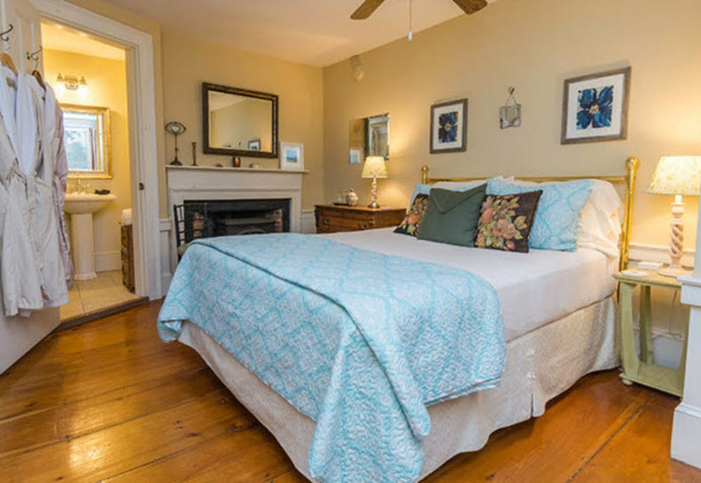 Deluxe Room, 1 Queen Bed, Private Bathroom photo 1