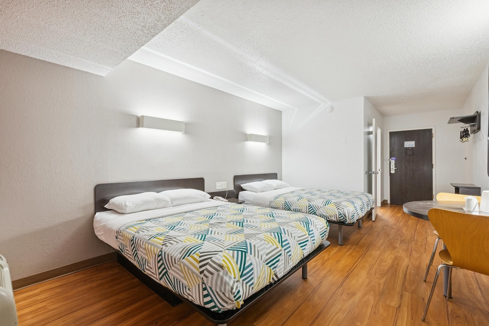 Standard Room, 2 Queen Beds, Non Smoking photo 3